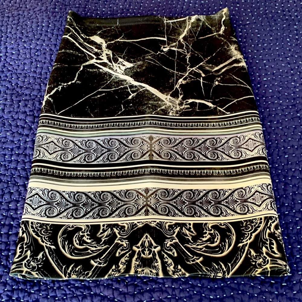 Close fit skirt with 90 % polyester and 10% spandex